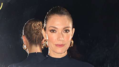 Λουσμένη στο φως: Η κουζίνα της Βίκυς Καγιά είναι μίνιμαλ, καλόγουστη και έχει τα πιο όμορφα λουλούδια