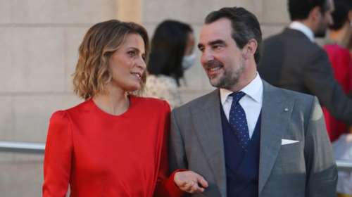 Τατιάνα Μπλάτνικ: Το τολμηρό μαγιό με το πολύ ανοιχτό ντεκολτέ και το ασορτί πουκάμισο που το συνδύασε