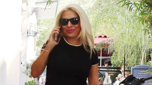 Μαρίνα Παντζοπούλου: Η βόλτα στην Κηφισιά με πλισέ μίνι φούστα, λευκό τοπ και καπέλο τζόκεϊ - Έξοδος με τους γονείς της και τη γιαγιά της