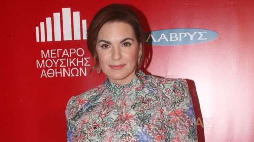 Η Όλγα Κεφαλογιάννη έφερε την Άνοιξη: Η ρομαντική εμφάνιση με ολάνθιστο φόρεμα στο Μέγαρο Μουσικής
