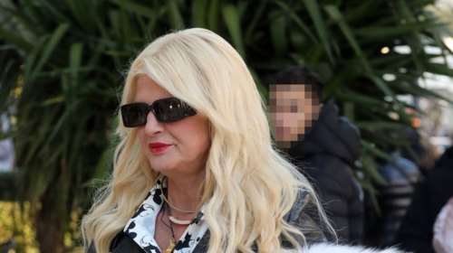 Μαρίνα Πατούλη: Η υπερβολική εμφάνιση με... Μίκυ Μάους πουκάμισο, τσάντα Balmain και over the knee μπότες [εικόνες]