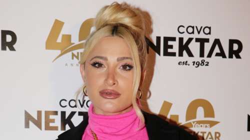 Η (αγνώριστη) Ιωάννα Τούνη κάνει βόλτα στην Αθήνα - Η μεγάλη αλλαγή στην εμφάνισή της μετά την πλαστική στη μύτη