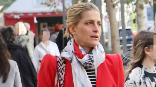 Τατιάνα Μπλάτνικ: Πανύψηλη με κόκκινο κοστούμι και σνίκερς - Η φαρδιά παντελόνα που την έκανε να φαίνεται ακόμα πιο ψηλή