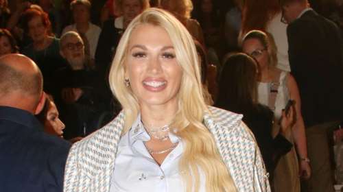 Κωνσταντίνα Σπυροπούλου: Η έξοδος με την κουνιάδα της και τα πεθερικά της - Το casual chic look και τα πέδιλα Louis Vuitton