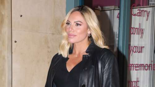 Ιωάννα Μαλέσκου: Ετοιμόγεννη σε νυχτερινή έξοδο - Το μαύρο κρουαζέ φόρεμα που συνδύασε με ψηλοτάκουνα μποτάκια