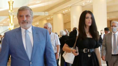 Νάνσυ Κοιλού: Η ραγδαία αλλαγή του στιλ της συντρόφου του Γιώργου Πατούλη - Η σγουρομάλλα νεαρή που έγινε μια κομψή μελαχρινή γυναίκα