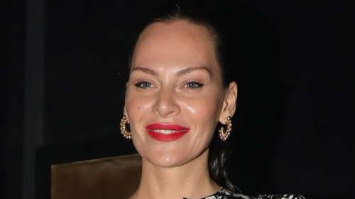 Υβόννη Μπόσνιακ: Το ντραπέ shirt dress και οι πανύψηλες over the knee μπότες που φόρεσε στην πρεμιέρα του Ρέμου