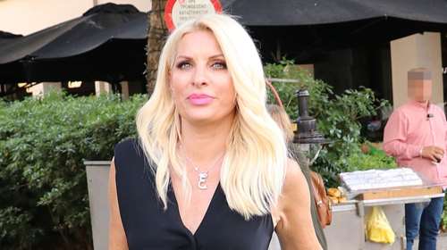 Σε καλοκαιρινή διάθεση η Ελένη Μενεγάκη: Ποζάρει ξαπλωμένη στην παραλία με λευκό μπικίνι και σορτσάκι