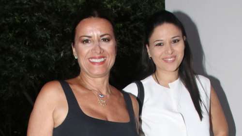 Ανανεωμένη και λαμπερή η Άννα Δρούζα: Η βραδινή έξοδος με tank top, ντραπέ φούστα και πέδιλα με τρουκς