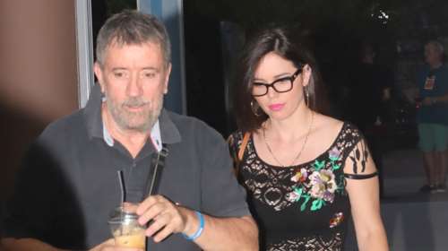 Σπύρος Παπαδόπουλος: Η βραδινή έξοδος με εντυπωσιακή μελαχρινή συνοδό - Το πλεκτό φόρεμα και το τεράστιο σκίσιμο