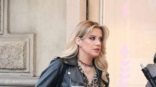 Τζένη Θεωνά: Η στιλάτη εμφάνιση με ροκ λεπτομέρειες στο κέντρο της Αθήνας [εικόνες]