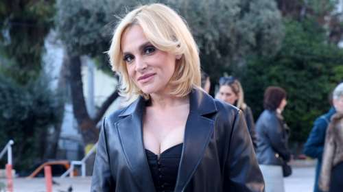 Ελεωνόρα Ζουγανέλη: Πήγε στον γάμο των Κουρή - Τοπαλίδου με leather look και τον αγαπημένο της