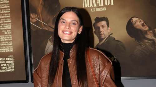 Χριστίνα Μπόμπα: Casual chic και άνετη στο θέατρο με μίνι πλεκτό φόρεμα ζιβάγκο και oversized δερμάτινο τζάκετ