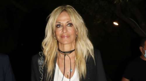 Άννα Βίσση: Το βίντεο λίγο πριν βγει στη σκηνή στο Hotel Ermou -  Ακομπλεξάριστη, χωρίς μακιγιάζ και την οδοντόβουρτσα στο χέρι