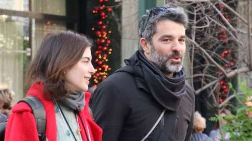 Ο Πέτρος Λαγούτης χέρι-χέρι με την κούκλα, νέα σύντροφό του στο κέντρο της Αθήνας [εικόνες]