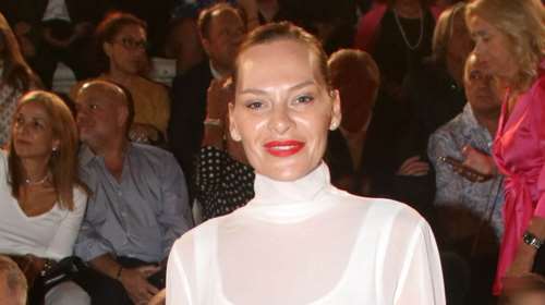 Υβόννη Μπόσνιακ: Με την κόρη της και την πεθερά της στο Ηρώδειο - Η κομψή μαμά του Ρέμου και το πρόβλημα με τα παπούτσια της