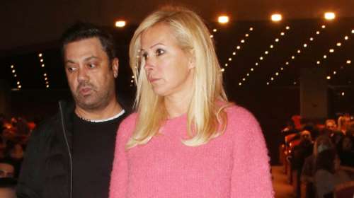 Βίλλυ Θεοφάνους: Συνδύασε το καλοκαιρινό μίνι φόρεμα με πουλόβερ στην ίδια απόχρωση