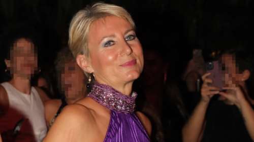 Μια κυρία στα μπουζούκια: Party girl η Νατάσα Παζαΐτη με έξωμο τοπ και oversized παντελόνα