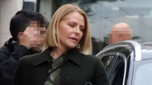 Τζένη Μπαλατσινού: Στην Κάρπαθο με λευκό κεντητό φόρεμα για την Παγκόσμια Ημέρα της Γυναίκας