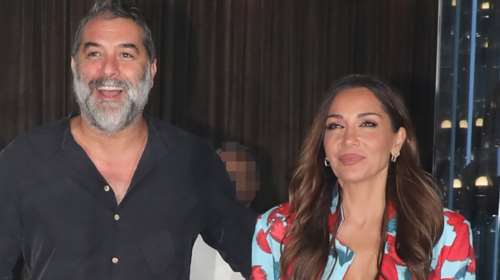 Δέσποινα Βανδή: Με denim και κορμάκι σε βραδινή έξοδο με τον Μπισμπίκη - Το φλοράλ σακάκι που &quot;φώτισε&quot; το look της