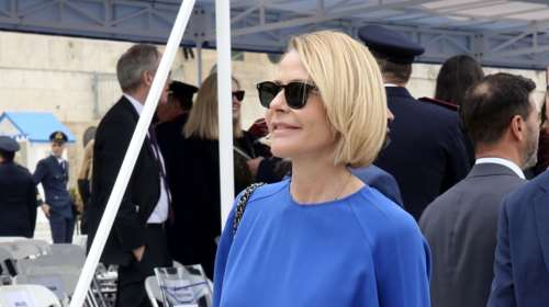 Τζένη Μπαλατσινού: Απόλυτα σικ στην παρέλαση, με μπλε ρουά μίντι φόρεμα [εικόνες]