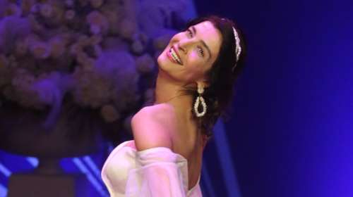 Αντιγόνη Κουλουκάκου: Βάφτισε τον γιο της φορώντας ένα πριγκιπικό φόρεμα - Το boho πανωφόρι και οι μπότες