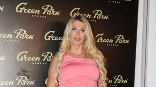 Η Κωνσταντίνα Σπυροπούλου με ολόσωμο μαγιό στην παραλία: Η νέα φωτογραφία με τον γιο της