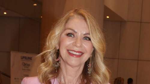 Ελλη Στάη: Σικ εμφάνιση στο Ηρώδειο με αμάνικο τοπ σε έντονο χρώμα και διαφορετικό hair look