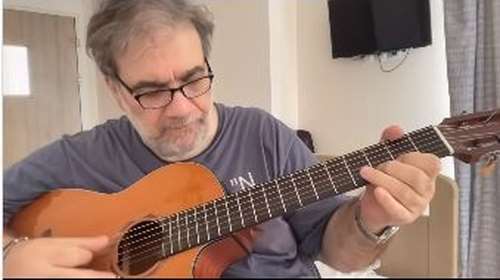 Συγκίνησε ο Δημήτρης Σταρόβας: Έπαιξε κιθάρα για πρώτη φορά μετά το εγκεφαλικό [Βίντεο]