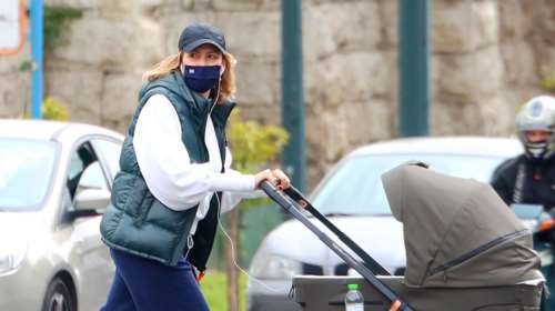 Τζένη Μπαλατσινού: Η casual εμφάνιση στο κέντρο της Αθήνας μαζί με τον γιο της