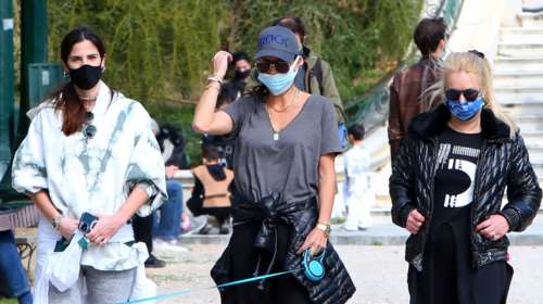 Χριστίνα Μπόμπα: Βόλτα στον Εθνικό Κήπο μαζί με τη μητέρα της και τη Μαρίνα Βερνίκου