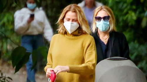 Τζένη Μπαλατσινού: Βόλτα με τις φίλες της, τον γιο της &amp; εντυπωσιακές γαλότσες