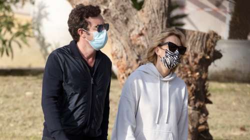 Βίκυ Καγιά - Ηλίας Κρασσάς: Ερωτευμένοι μετά από 7 χρόνια γάμου - Βόλτα στη Βουλιαγμένη χέρι -χέρι