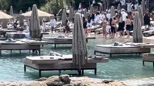 Ρόδος: Θα αποσύρει τις πλωτές εξέδρες το beach bar που σερβίρει μέσα στην θάλασσα