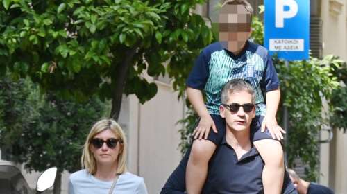 Κώστας Μπακογιάννης: Με τον μικρό Δήμο στους ώμους - Βόλτα στο Κολωνάκι με την Σία Κοσιώνη [Εικόνες]