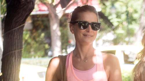 Τατιάνα Μπλάτνικ: Η κομψή εμφάνιση με sneakers και κολάν στο Κολωνάκι