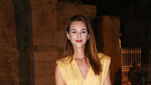Βίκυ Παπαδοπούλου: Πανέμορφη, με λευκό shirt dress στην Επίδαυρο [εικόνα]