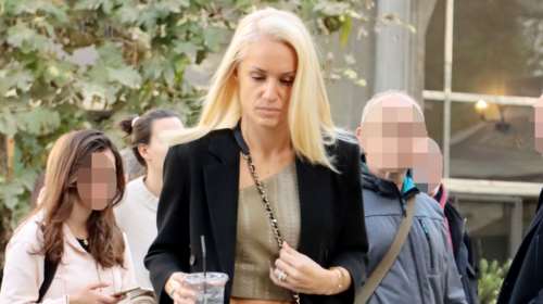 Κατερίνα Παναγοπούλου: Η βόλτα στην Αθήνα με cropped top και θεϊκούς κοιλιακούς - Συνδύασε το look με sneakers και τσάντα Chanel