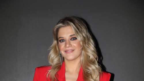 Τζένη Θεωνά: Φλογερή εμφάνιση με κατακόκκινο σύνολο - Στην πρεμιέρα του Δήμου Αναστασιάδη [εικόνες]