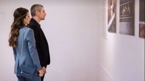 Eριέττα Κούρκουλου: Το μονόχρωμο μπλε ραφ business look σε εγκαίνια έκθεσης φωτογραφίας, μαζί με τον σύζυγό της