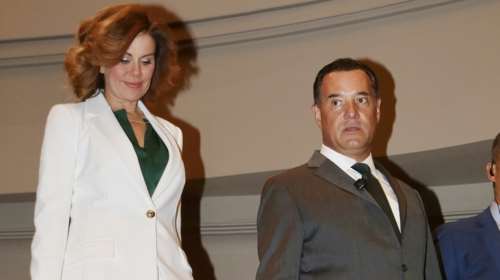 Στα λευκά η Ευγενία Μανωλίδου στο πλευρό του Άδωνι Γεωργιάδη - Μαζί τους 11χρονος γιος τους, Αλκαίος