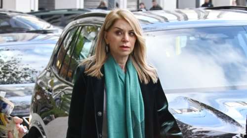 Έλλη Στάη: Στιλάτη στο κρύο - Το ιδιαίτερο πανωφόρι της