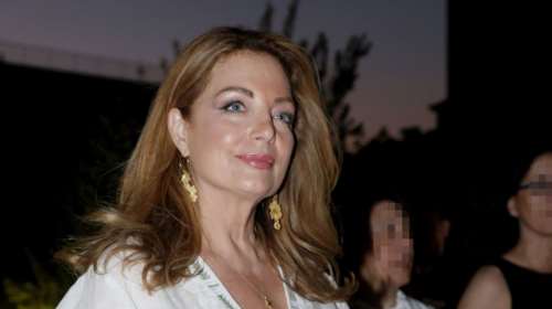 Άντζελα Γκερέκου: Εκθαμβωτική σε γάμο στην Κέρκυρα - Η μάξι τουνίκ με τα περίτεχνα χρυσά κεντήματα