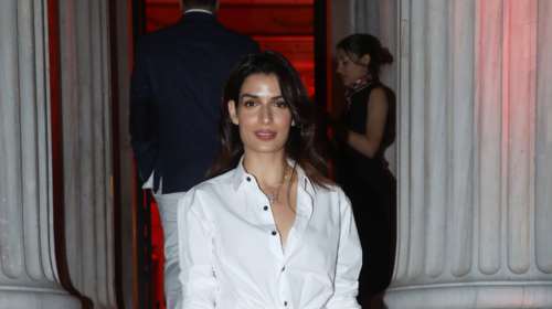 Τόνια Σωτηροπούλου: Εκθαμβωτική σε βραδινή εμφάνιση με κόκκινη φούστα όλη παγιέτα και ψηλοτάκουνα [εικόνες]