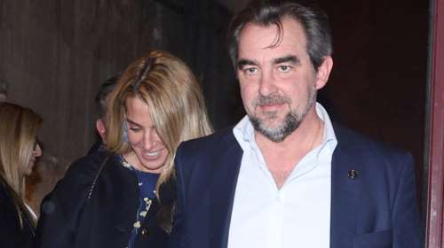 H Χρυσή Βαρδινογιάννη στο καλοκαιρινό bazaar του ΕΛΠΙΔΑ - Με μάξι denim φούστα και σανδάλια