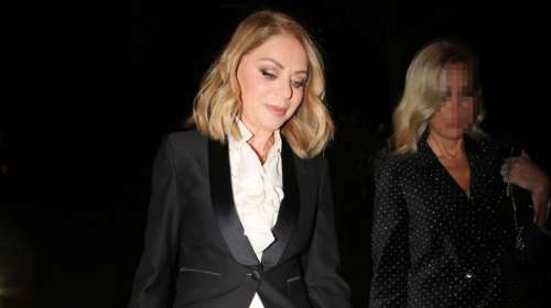 Ελλη Στάη: Η απίθανη βραδινή εμφάνιση με μαύρο φράκο, ασύμμετρη πλισέ φούστα και περίτεχνα πέδιλα