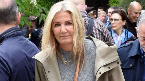 Μαρέβα Γκραμπόφσκι Μητσοτάκη: Casual στην Κηφισιά με στιλάτο αδιάβροχο, cropped jeans και πουλόβερ