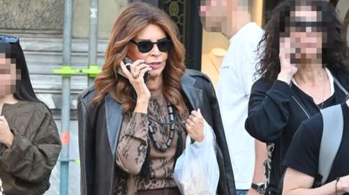 Η Μιμή Ντενίση σε χαλαρή βόλτα στο κέντρο της Αθήνας - Οι γήινοι τόνοι στο σύνολό της