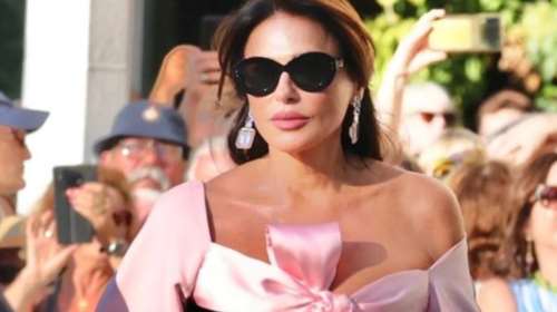 Η Σήλια Κριθαριώτη άνοιξε το σπίτι της για ένα δείπνο για καλούς φίλους - Παλάτι κάτω από την Ακρόπολη