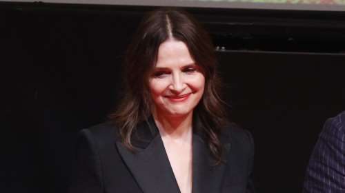 Ζιλιέτ Μπινός: Η εμφάνιση με ανδρόγυνο look στη Θεσσαλονίκη - Το κομψό σμόκιν και τα παπούτσια που σπάνια βλέπουμε στο κόκκινο χαλί